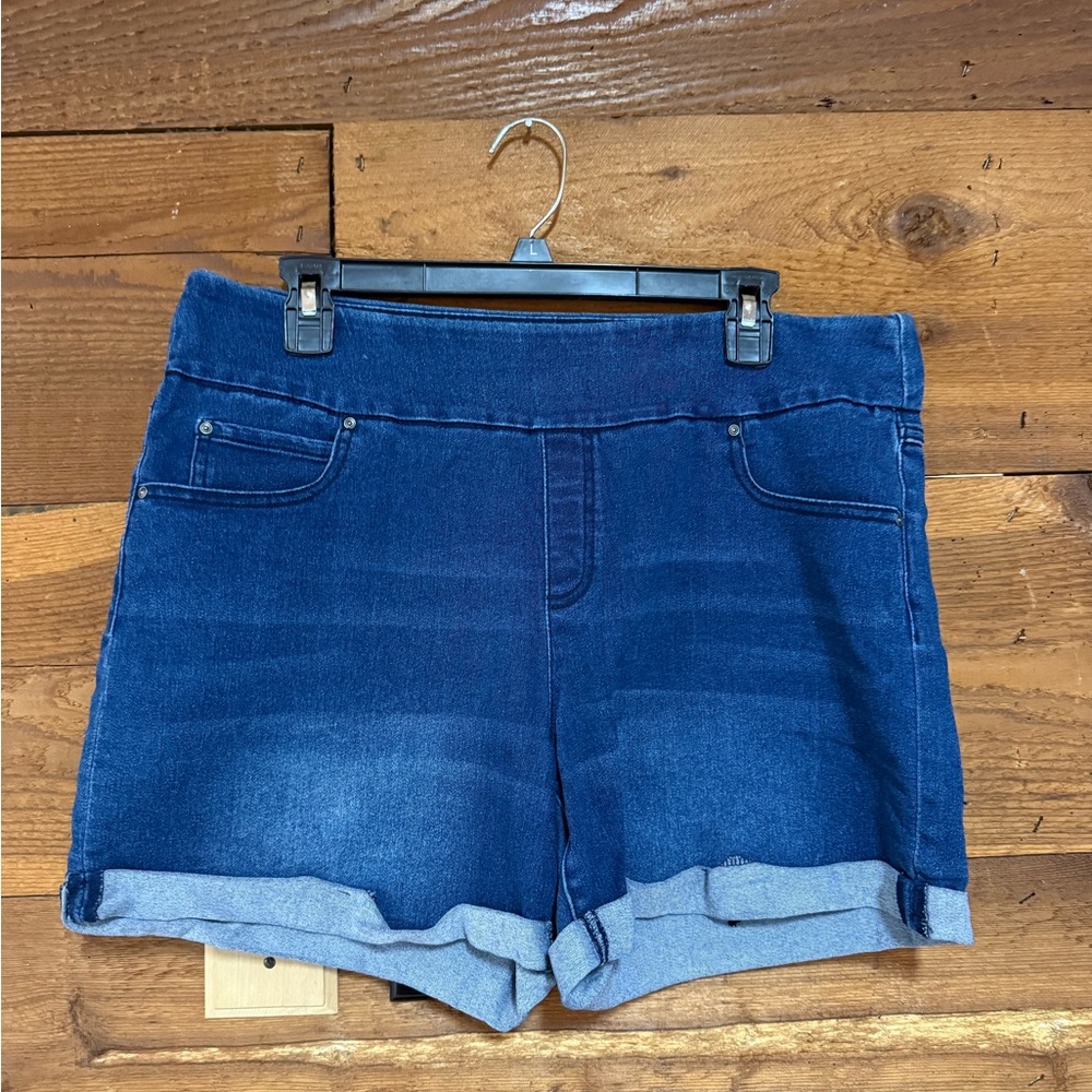 Time and Tru Women's Dark Blue Denim Roll-Cuff/Stretchy Jean Shorts. Like new. L